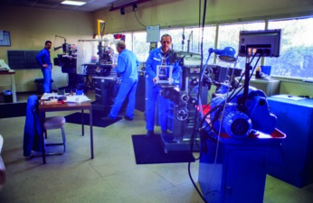 Vue d’ensemble de l’atelier de mécanique du LAS sur le site des Olives à Marseille (12ème), dans les années 1980. A cette époque, tous les instruments étaient imaginés et intégralement conçus, réalisés, intégrés, testés, mis en oeuvre par le laboratoire.