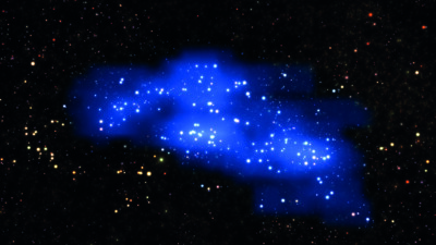 Les observations depuis les observatoires au sol et depuis l’espace sont souvent complémentaires. Les astronomes du LAM ont ainsi une grande expérience dans le développement d’instruments déployés au foyer des plus grands télescopes au sol. Ainsi, Grâce à l’instrument VIMOS conçu et réalisé dans le cadre d’un consortium piloté par le LAM et installé sur le Very Large Telescope de l’ESO, une équipe internationale d’astronomes menée par le LAM a découvert une structure colossale au sein de l’Univers jeune. Ce proto-superamas de galaxies – qu’ils ont baptisé Hyperion – a été mis au jour grâce à de nouvelles mesures et à l’étude approfondie de données d’archives. Il s’agit de la structure la plus étendue et la plus massive découverte à ce jour, à si grande distance et datant d’une époque si reculée – seulement 2 milliards d’années après le Big Bang.