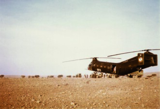 Les moyens lourds de la légion étrangère à la rescousse des scientifiques pour récupérer la pointe de fusée avec les précieux clichés photographiques dans le désert à Hammaguir en 1967.