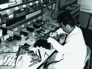 Dans les années 1970, le service électronique du LAS concevais en interne les premiers microprocesseurs pour piloter les instruments créés par le LAS.