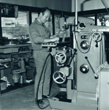 Dans les années 1970, l’atelier de mécanique du LAS (au premier plan, une des fraiseuses de l’atelier). Les mécaniciens donnaient forme aux instruments imaginés par les chercheurs et conçus par les dessinateurs-projeteurs.