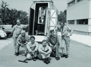 Les mécaniciens de l’atelier de mécanique du LAS entourent les équipements qu’ils ont réalisés : une nacelle ballon équipée des constituants de l’expérience FOCA.