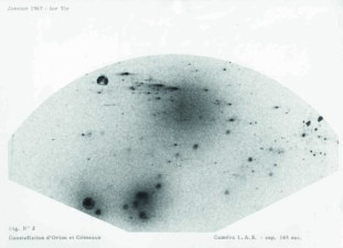 Cliché obtenu par la caméra PUV (imaginée, conçue et réalisée par le LAS) au cours du vol du 11 janvier 1967 (lancement par une fusée Véronique à Hammaguir). On peut considérer que c’est le premier cliché (UV) obtenu depuis l’espace par le laboratoire (et peut-être au monde). Le cliché est pris dans la région des constellations d’Orion et Gémeaux. On notera la disparition des étoiles pauvres en émission d’UV, Bételgeuse et Aldébaran, pourtant parmi les plus brillantes du ciel. En revanche, des nébulosités étendues apparaissent autour de Sirius, de la constellation d’Orion, et vers le centre, à gauche, de celle du Cocher.