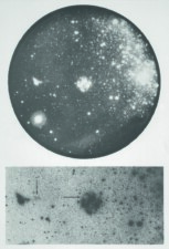 Cliché d’observation réalisé avec la caméra grand champ (VWFC) à bord de la navette Columbia, pris lors du vol de la mission Spacelab 1. Champ de 66°, photographié à 1930 Å, par la caméra à Grand Champ. En haut (positif) : A droite, une partie de la Voie Lactée ; au centre, le Grand Nuage de Magellan ; à gauche, le Petit Nuage de Magellan. La tâche circulaire intense, sous le Petit Nuage de Magellan, est l’image stellaire surexposée sur celle de α Eridani. En bas (négatif) : agrandissement de la partie centrale du cliché. La flèche horizontale montre, à la périphérie du Grand Nuage, une région en forme d’arche (déjà détectée par SCAP 2000, une expérience du laboratoire en ballon stratosphérique) de nature semblable à la précédente (étoiles chaudes récemment formées).