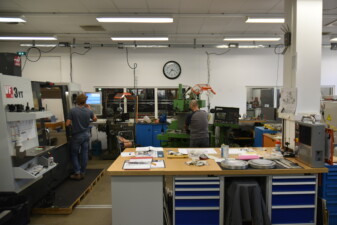 L’atelier de mécanique du LAM à Château-Gombert aujourd’hui. On discerne, à gauche, la centrale d’usinage numérique qui a remplacé pour partie les fraiseuses et les tours manuels.