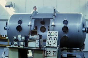 La cuve à vide de 7m3 dans le bâtiment des essais (dit T4) du LAS dans les années 1970. Les cuves à vide servent à simuler l’environnement spatial afin de tester les instruments et de s’assurer du bon fonctionnement dans l’espace.