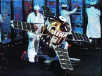 Le satellite D2B Aura en cours d’intégration et de tests chez MATRA. Lancé depuis Kourou le 27/09/1975, il embarque trois expériences du LAS : l’Expérience Anti-solaire (EAS), l’Expérience Lumière Zodiacale (ELZ) et l’Expérience de Recherche de Champ (ERC).