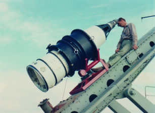 Préparation du tir de Minisis. L’instrument a été lancé le 15 octobre 1968, depuis l’Ile du Levant sur une fusée Tacite et n’a pas été récupéré. L’expérience consistait à étudier, dans les meilleures conditions de contraste, le fond du ciel autour du Soleil.