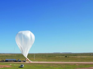 La série de photographies illustre un lancement ballon. La « chaîne de vol » est constituée de la nacelle et des instruments scientifiques, mais également d’un réflecteur radar, de parachutes pour l’atterrissage du ballon au retour, et d’un petit ballon auxiliaire pour soulever la nacelle dans l’attente de son envol. Pour élever à 40km d’altitude plus de 2 tonnes de matériel, certains ballons sont plus grands qu’un terrain de football.