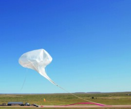 La série de photographies illustre un lancement ballon. La « chaîne de vol » est constituée de la nacelle et des instruments scientifiques, mais également d’un réflecteur radar, de parachutes pour l’atterrissage du ballon au retour, et d’un petit ballon auxiliaire pour soulever la nacelle dans l’attente de son envol. Pour élever à 40km d’altitude plus de 2 tonnes de matériel, certains ballons sont plus grands qu’un terrain de football.