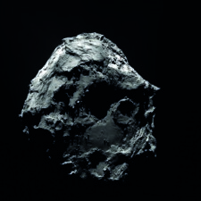 Série d’images prises le 27 juillet 2015 entre 11h20 et 14h20 TU par la caméra OSIRIS/NAC environ deux semaines avant le passage au périhélie de la comète Tchouri. La comète se trouvait alors à une distance de 1,8 UA (environ 270 millions de km) de la Terre. Les images ont été prises depuis une distance de 188km et ont un champ de vue d’environ 7km (échelle de 3,5m/pixel). Les images ont été prises à exactement 1h30 d’intervalle.