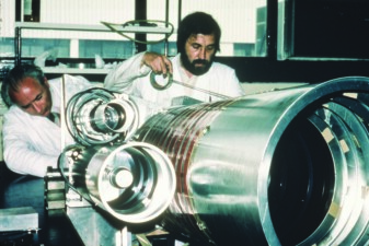 Opticiens et électroniciens conjuguent leur savoir-faire pour la première intégration du télescope FOCA 1000, destiné à un vol ballon stratosphérique (1984-1994).
