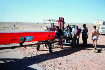 Hammaguir 1967 - Les équipes du LAS et du CNES s’affairent dans le désert pour les préparatifs de leur expérience qui sera lancée avec une fusée Véronique.