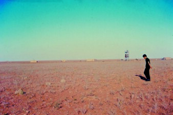 Hammaguir 1967 - Les équipes du LAS et du CNES s’affairent dans le désert pour les préparatifs de leur expérience qui sera lancée avec une fusée Véronique.