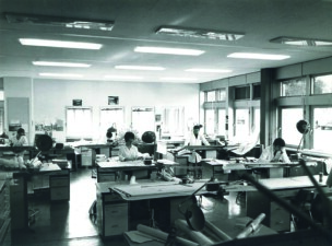 Vue d’ensemble du bureau d’étude du LAS dans les années 1980. Les dessinateurs-projeteurs utilisent planches à dessins et règles à calcul.
