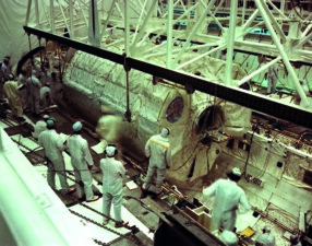 Intégration de Spacelab contenant la Caméra Grand Champ (WFVC) dans la navette spatiale Columbia au Centre spatial J.-F. Kennedy aux Etats-Unis, le 16 août 1983.