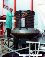 Test du «Airlock» (AM) du Spacelab à l’ESTEC (European Space Research and Technology Centre) de l’Agence Spatiale Européenne en 1981. L’airlock, monté sur le module Spacelab, permettait de placer les expériences simplement et en toute sécurité dans le vide spatial, puis de les récupérer à nouveau.