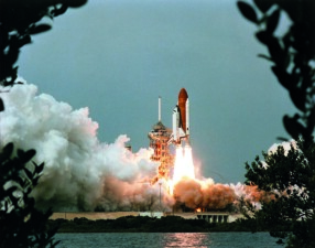 Décollage de la navette Columbia (STS 9) le 28/11/1983. La navette embarque, dans sa soute cargo, Spacelab 1. Spacelab est un laboratoire spatial modulaire où les astronautes opéraient les expériences embarquées. Spacelab est la contribution européenne au programme de la navette spatiale américaine. Deux expériences du LAS y sont embarquées : la VWFC et FAUST.
