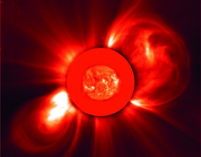 Ejection de masse coronale prise par l’instrument LASCO. Une éjection de masse coronale (EMC) est un gigantesque nuage de plasma solaire expulsé du Soleil lors de fortes éruptions solaires.