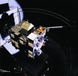 Installation de la sonde Rosetta à l’intérieur de la cuve à vide pour tester sa résistance et son bon fonctionnement en environnement spatial.