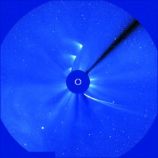 Composition de plusieurs images successives saisies à des intervalles de temps réguliers (quelques heures) toutes centrées sur le Soleil. Elle montre la comète ISON s’approchant en 2013 du Soleil (en bas à droite) et sa progressive désintégration au fur et à mesure de son passage. Les queues de poussières (suivant la trajectoire) et de plasma (entrainée par le vent solaire) sont bien visibles ; Dans l’image, on a composé en une vue unique les images fournies par les deux coronographes de SoHO toujours en activité, avec l’image du Soleil en UV fournie par l’imageur EIT. Dans l’angle inférieur gauche, on peut remarquer la trace tenue d'une éjection coronale de masse en cours. Dans l'angle supérieur droit, on remarquera une trace liée au support de l’occulteur central du coronographe grand champ (C3).